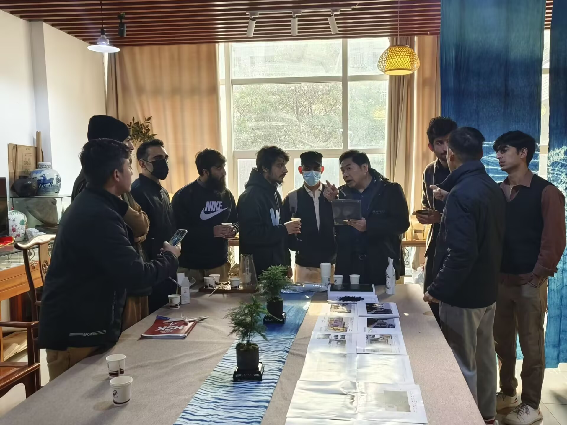 定光平教授为外国留学生讲解本地茶叶文化